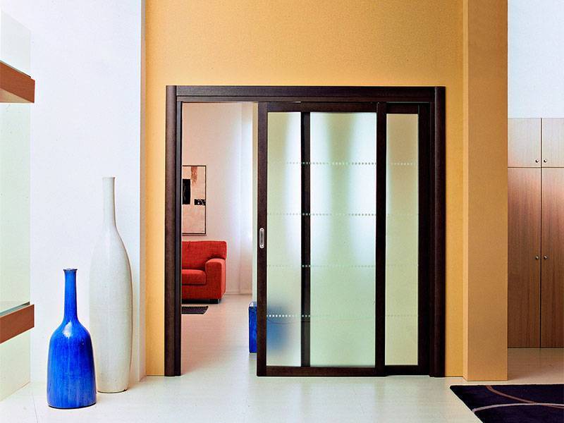 Как выбрать раздвижные межкомнатные зеркальные двери: разновидности, варианты дизайна, преимущества