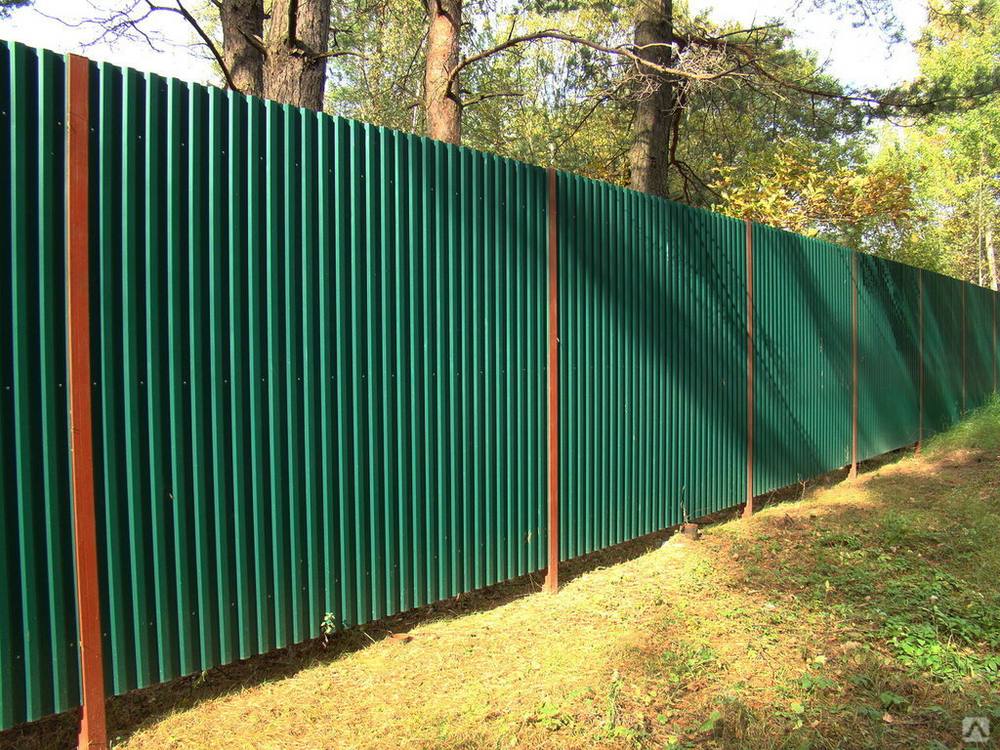 Забор из металлопрофиля — особенности конструкции, способы изготовления своими руками, полезные советы - заборчик