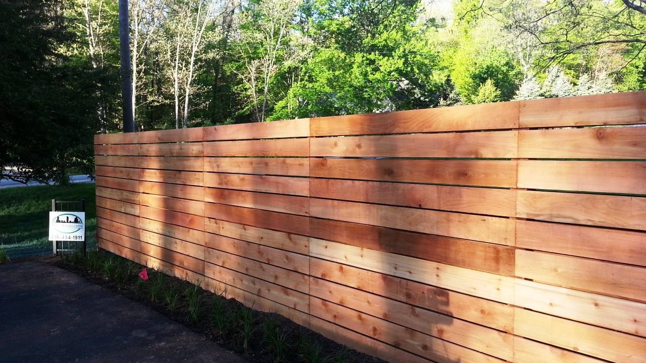 Забор из деревянных досок: 115 красивых современных фото-идей по оформлению участка универсальным ограждением из дерева