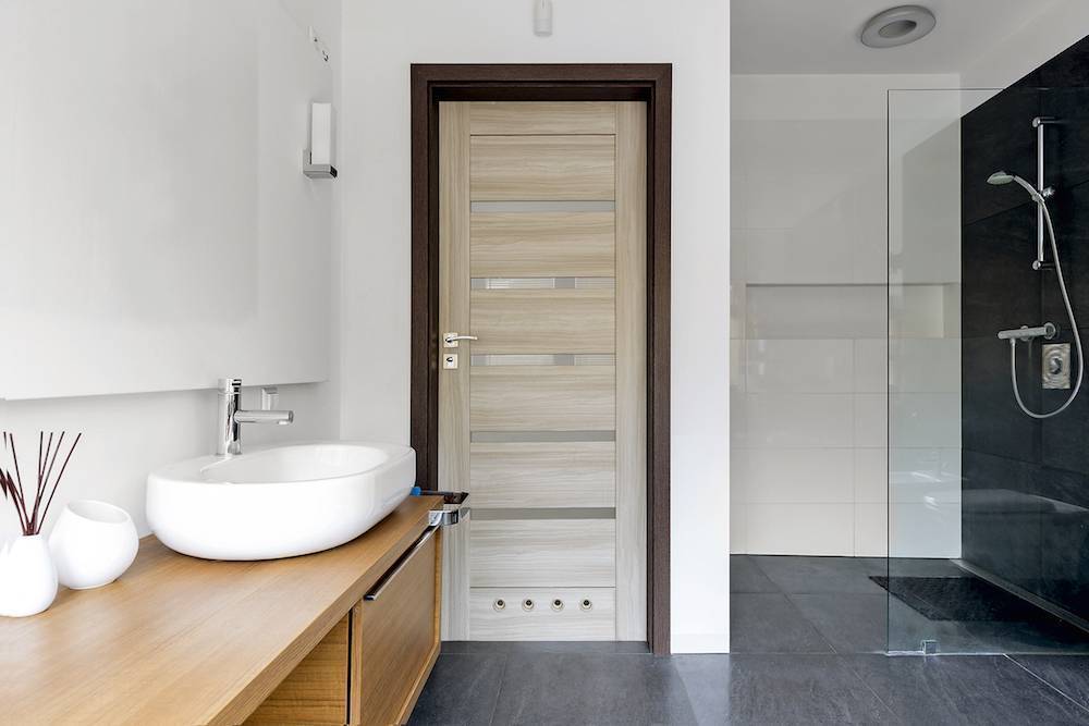 Какие двери и из какого материала лучше ставить в ванную комнату?