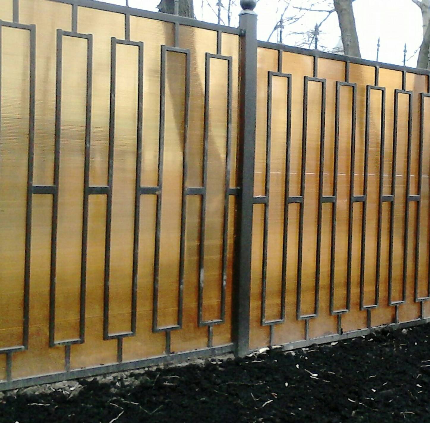 Комбинированный забор из поликарбоната и профнастила в металлическом или деревянном каркасе (фото)