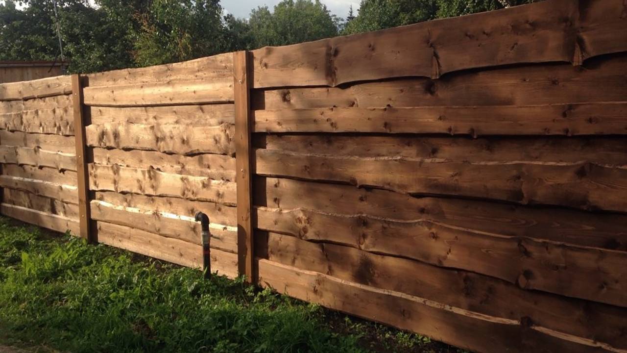 Забор деревянный из необрезной доски. выбор забора и подбор материалов | хитрости ремонта