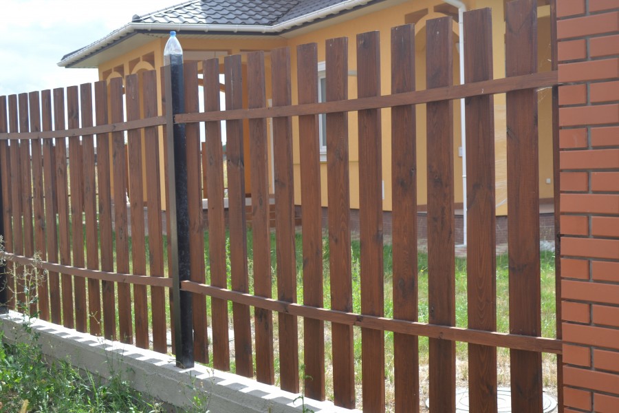 Деревянный забор на металлических столбах своими руками | «mz»