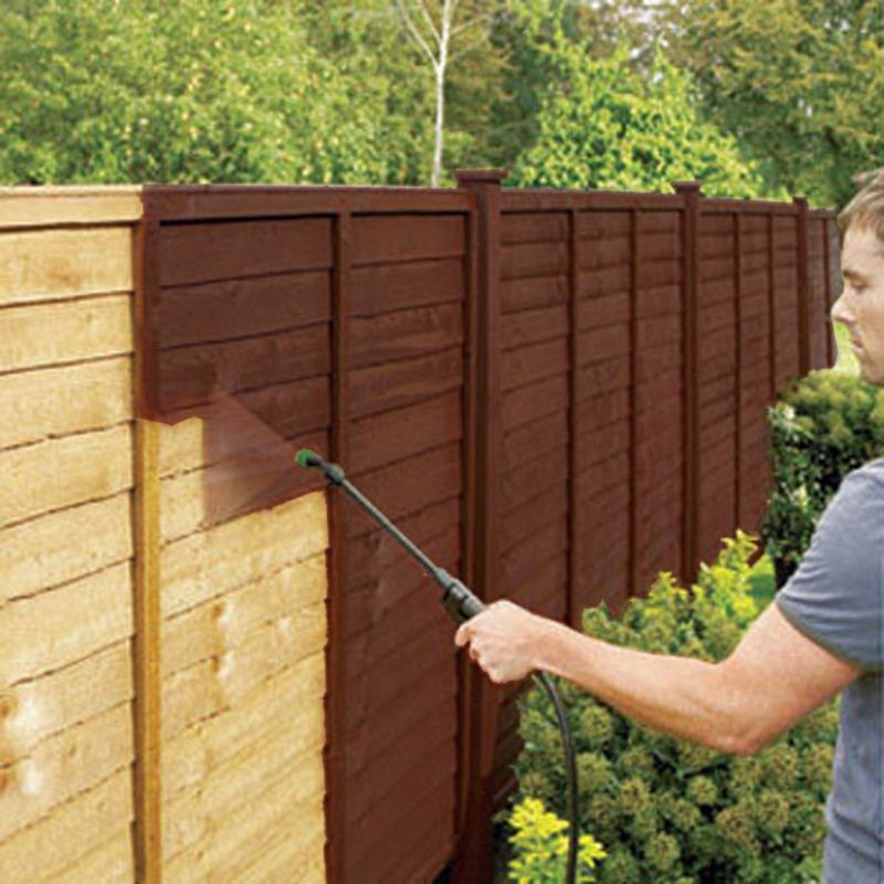 Как покрасить деревянный забор надолго дешево?