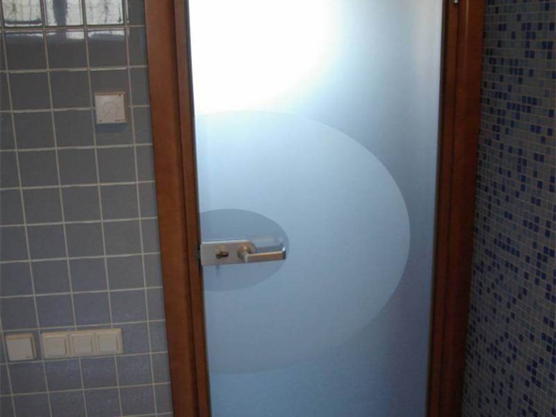 Выбор дверей в туалет и ванную по фото и характеристикам материалов
