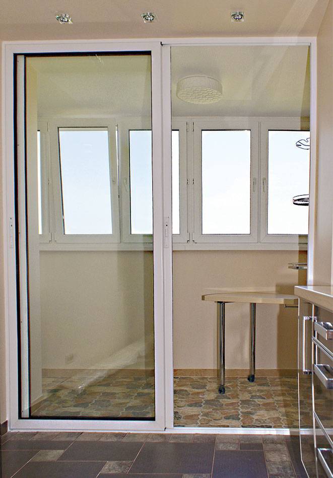 Пластиковые раздвижные двери на балкон в квартире из пвх: фото моделей