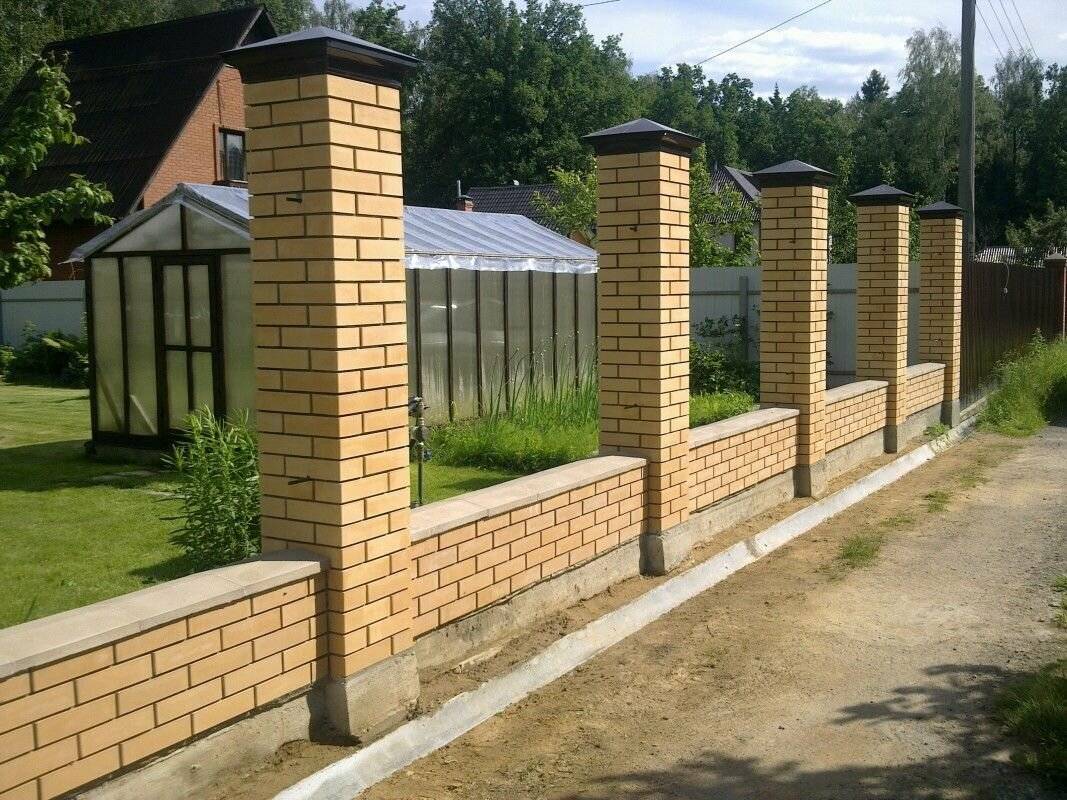 Забор из кирпича: желтого, белого, облицовочного – плюсы и минусы материалов