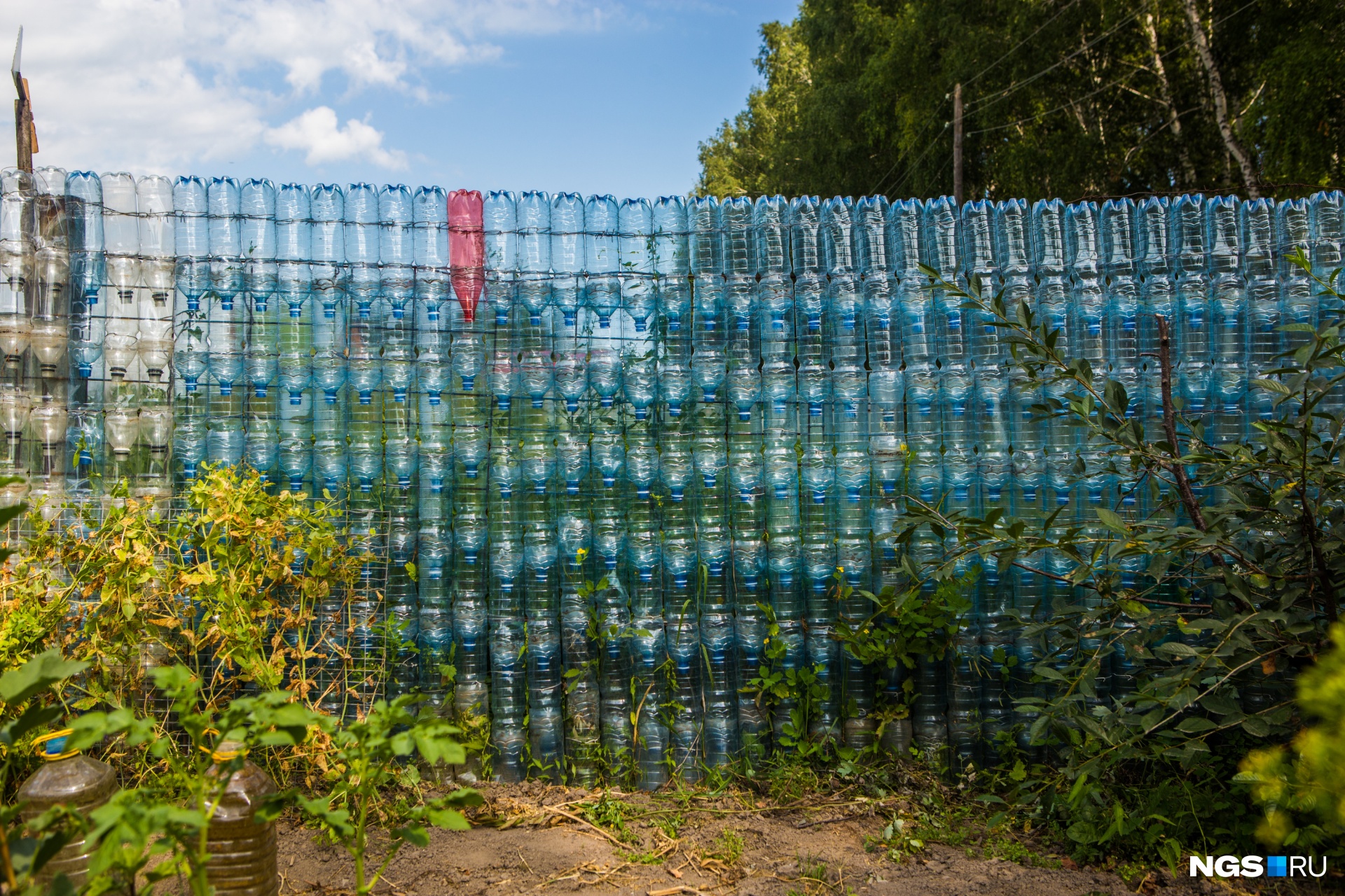 Делаем забор из пластиковых бутылок своими руками строительство и ремонт забора