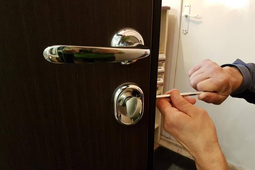 Как открыть дверь без ключа: что делать, если ключ утерян или сломался в замочной скважине