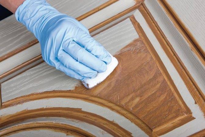 Как покрыть лаком деревянные двери и обновить полотно: способы и нюансы