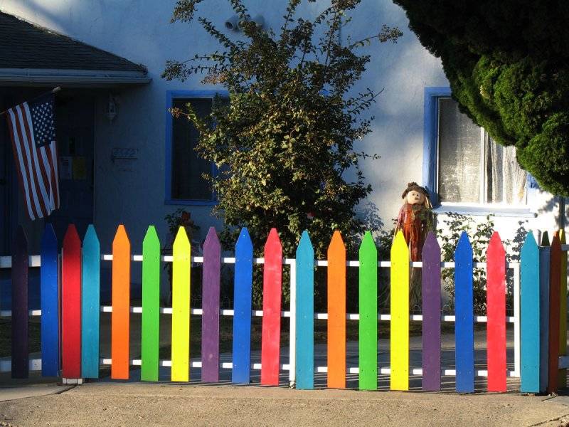 В какой цвет покрасить забор из штакетника. чем покрасить деревянный забор своими руками. забор из дерева «шахматка» или «шахматы»