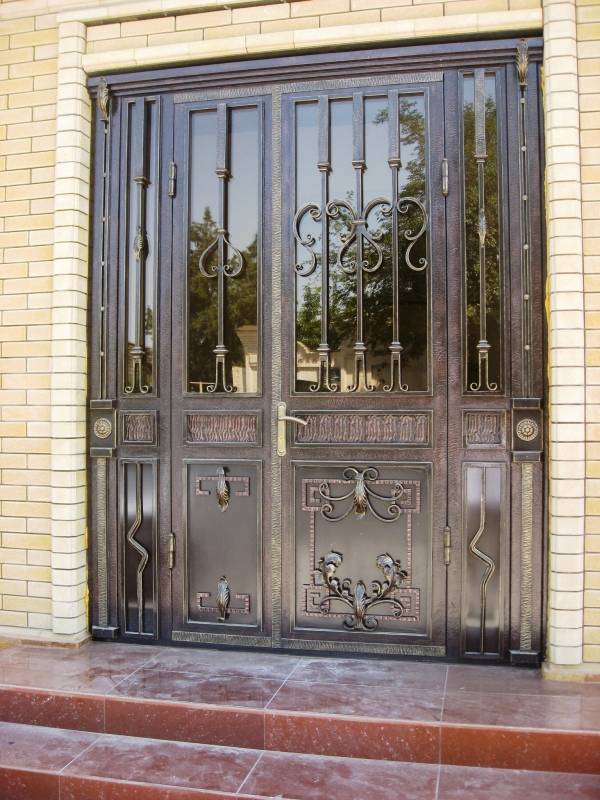 Входные двери со стеклом или стеклопакетом для загородного дома и квартиры