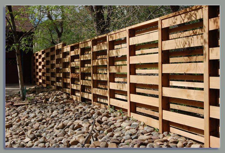 Забор из поддонов, построенный своими руками, для дачи или частного дома: пошаговая инструкция и советы