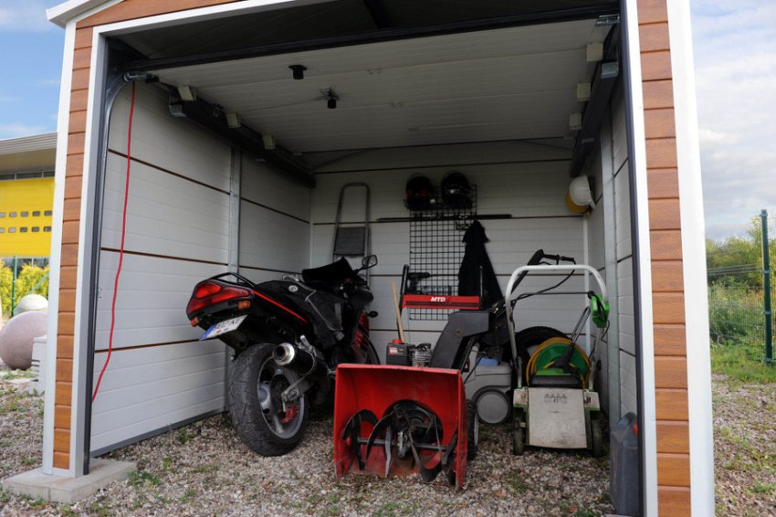 Один из способов построить мини гараж для мотоцикла своими руками с использованием дешевого материала +видео