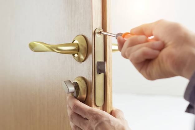 Как открыть замок межкомнатной двери без ключа и при этом не повредить его