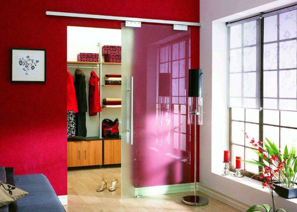 Виды и оосбенности монтажа раздвижных дверей в гардеробную комнату
