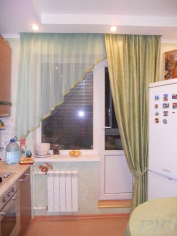 Шторы на кухню с балконной дверью: современный дизайн занавесок
 - 24 фото
