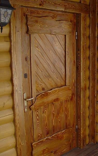 Как состарить деревянные двери своими руками: узнаём новое и повторяем старое