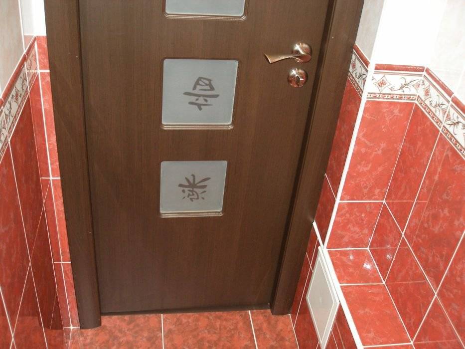 Двери сантехнические в туалет за унитазом и для ванной