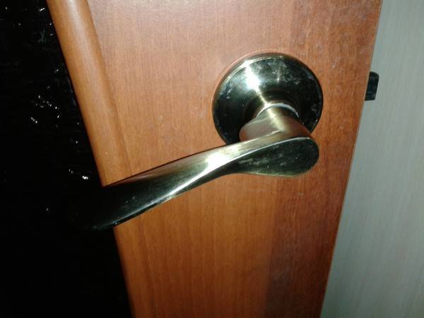 Как разобрать дверную ручку межкомнатной двери