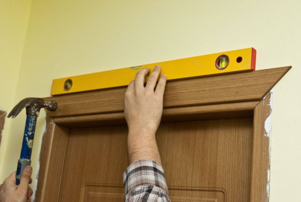 Как своими руками выполнить установку наличников на двери?