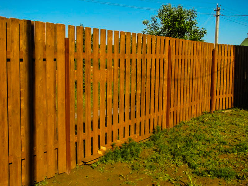 Забор из деревянного штакетника своими руками: расчет, размеры, монтаж, оригинальные идеи