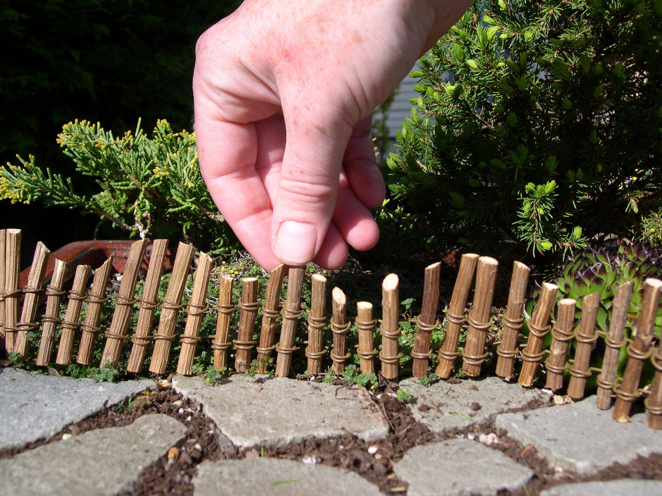 Как сделать декоративный заборчик для садовых клумб