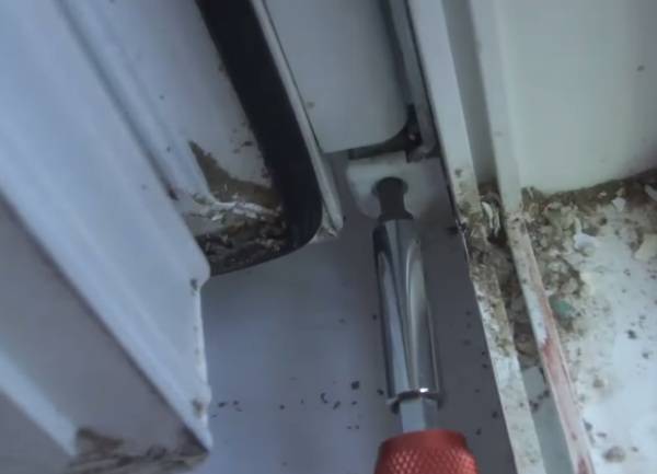 Как правильно снять пластиковую балконную дверь