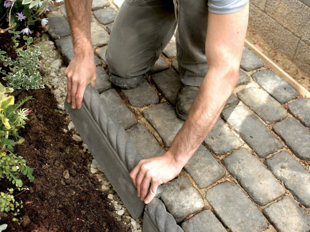 Бордюры для садовых дорожек (из камня, полимерной ленты, подручных материалов): способы монтажа + фото готовых решений