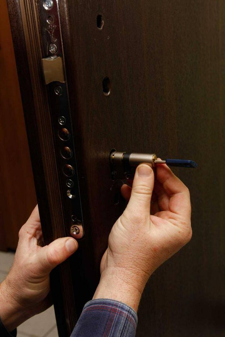Как закрепить ручку на входной металлической двери? - строительные рецепты мира