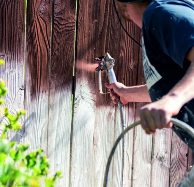 5 дешевых вариантов покрасить деревянный забор на даче