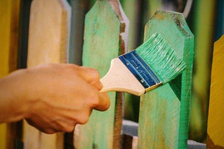 Чем покрасить деревянный забор надолго и недорого