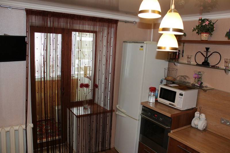 Шторы на кухню с балконной дверью: 70+ реальных фото примеров