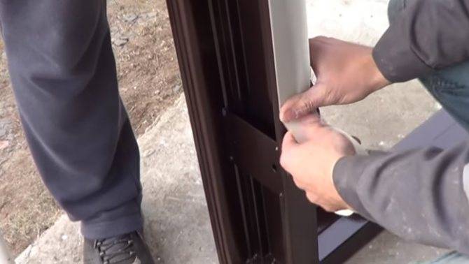 Установка металлической двери в пеноблок - на стройке