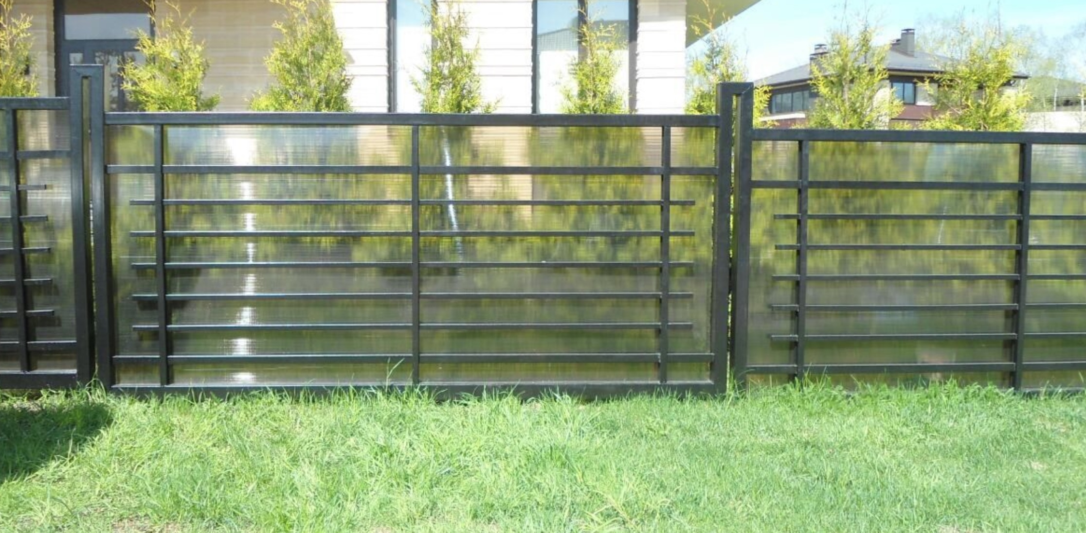 Забор из поликарбоната на металлическом каркасе