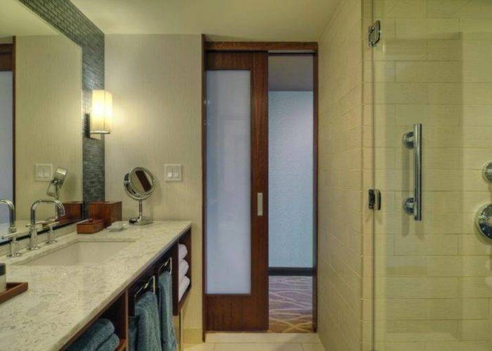 Стоит ли устанавливать складные двери типа «книжка» и «гармошка» в ванную комнату