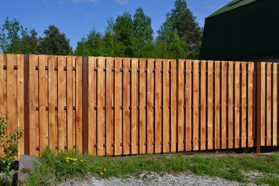 Как и чем правильно покрасить деревянный забор?