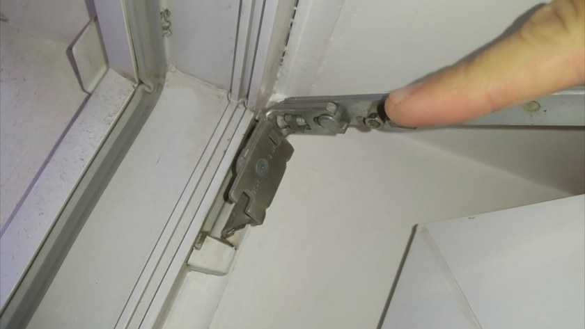 Процесс регулировки пластиковых дверей балкона своими руками