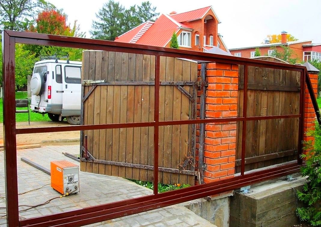 Автоматические ворота для гаража и дома с дистанционным открытием — виды, особенности установки