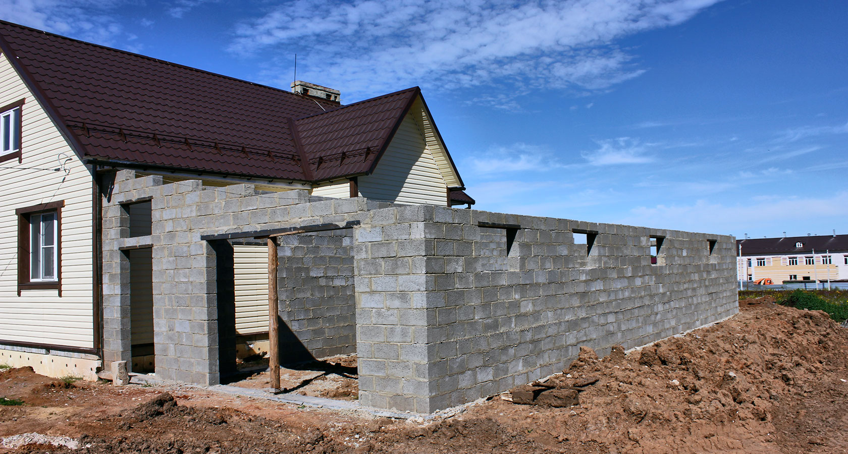 Как пристроить к деревянному дому гараж: порядок строительных работ