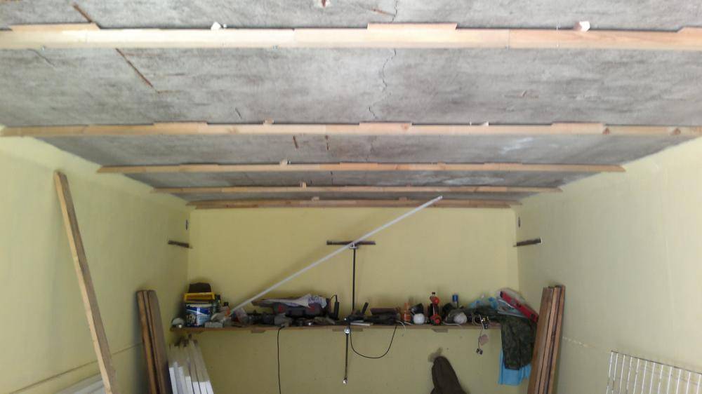 Чем дешево и красиво обшить потолок в гараже?