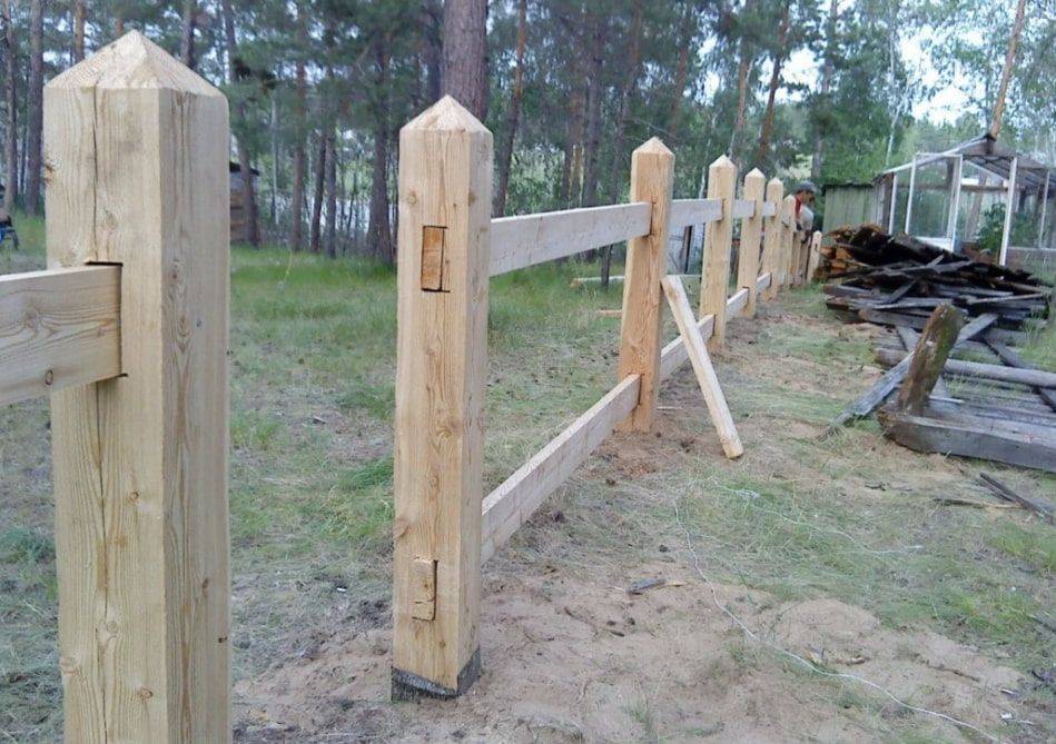 Деревянный забор своими руками: установка, обработка, фото