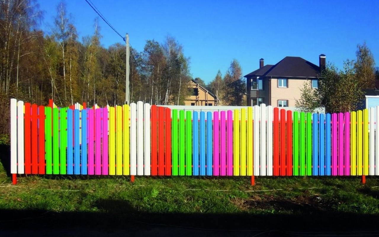 В какой цвет покрасить штакетник. как выкрасить забор из штакетника