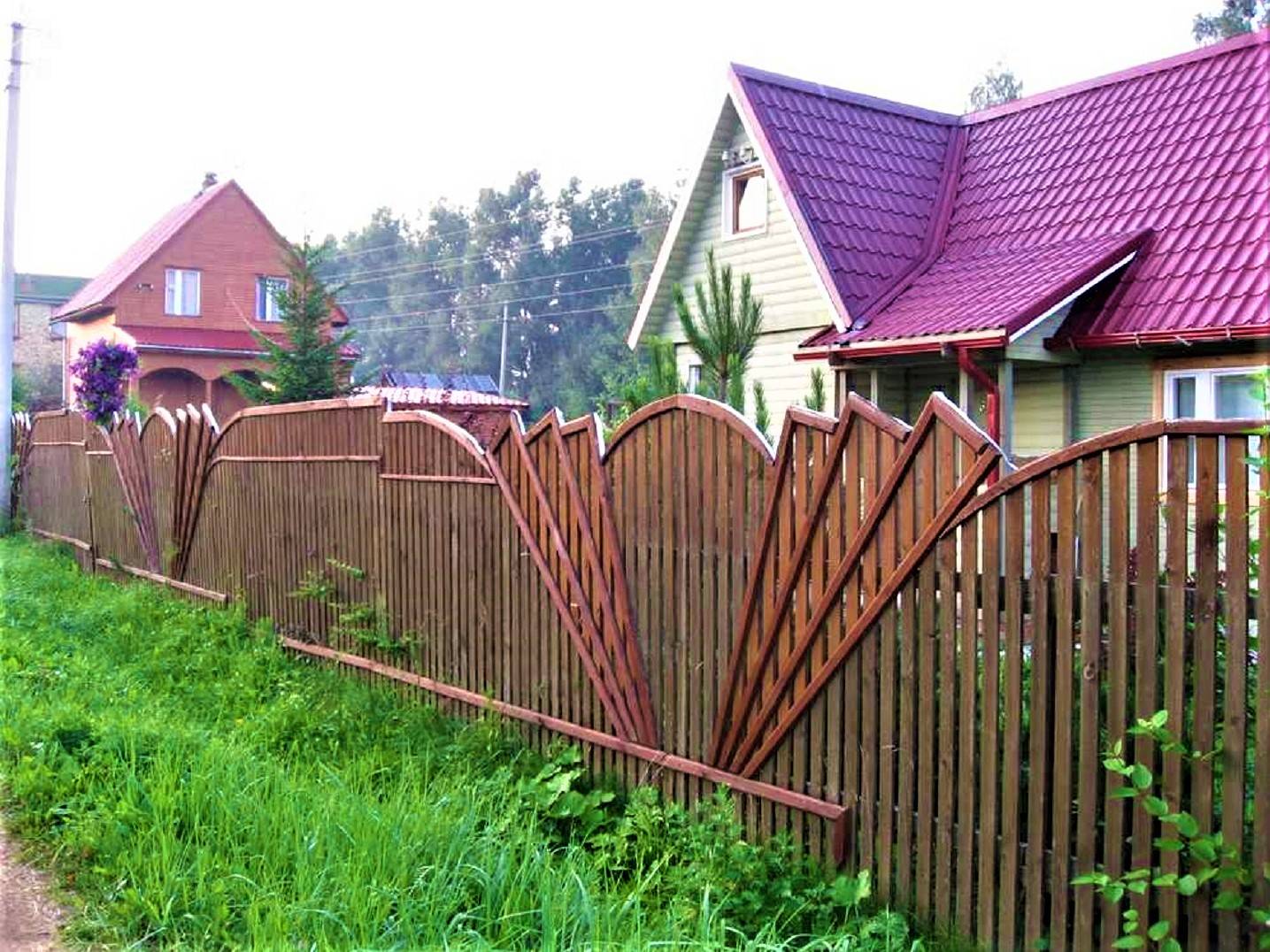 Пошаговая инструкция, как сделать забор из деревянного штакетника