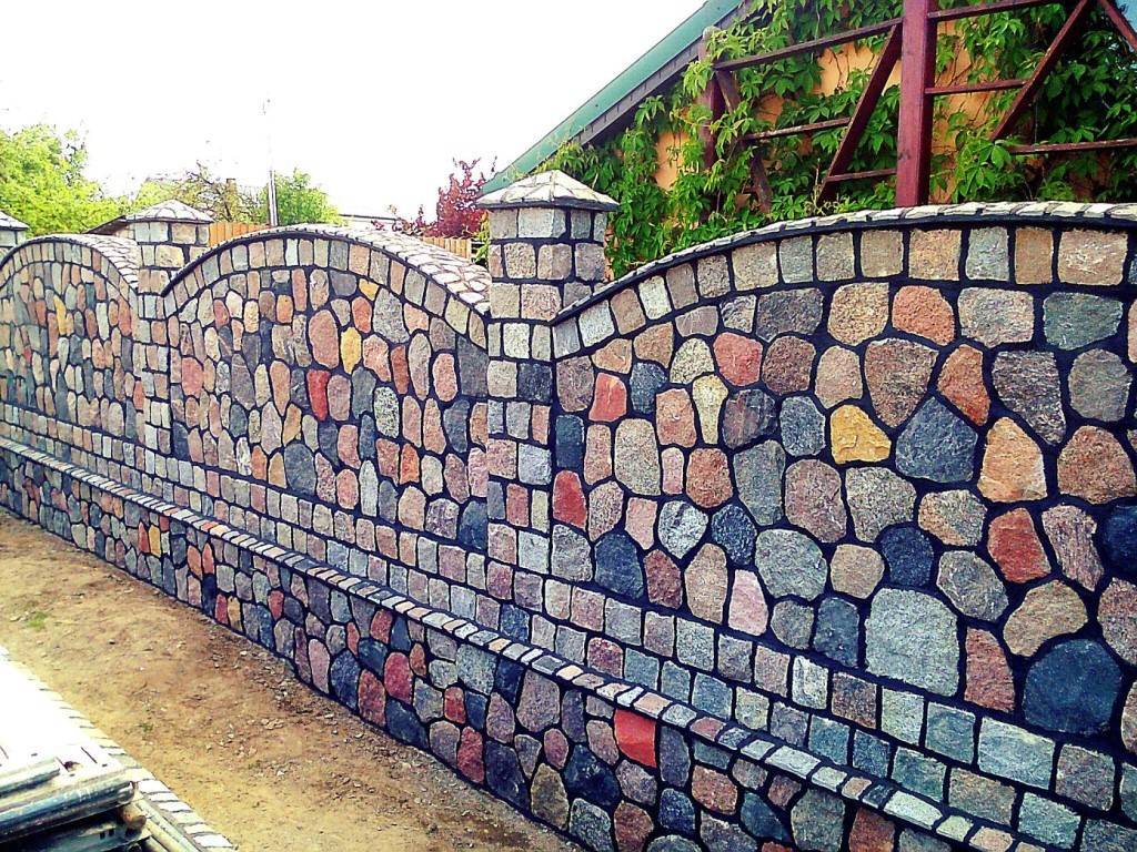 Забор из камня: строительство, как сделать своими руками