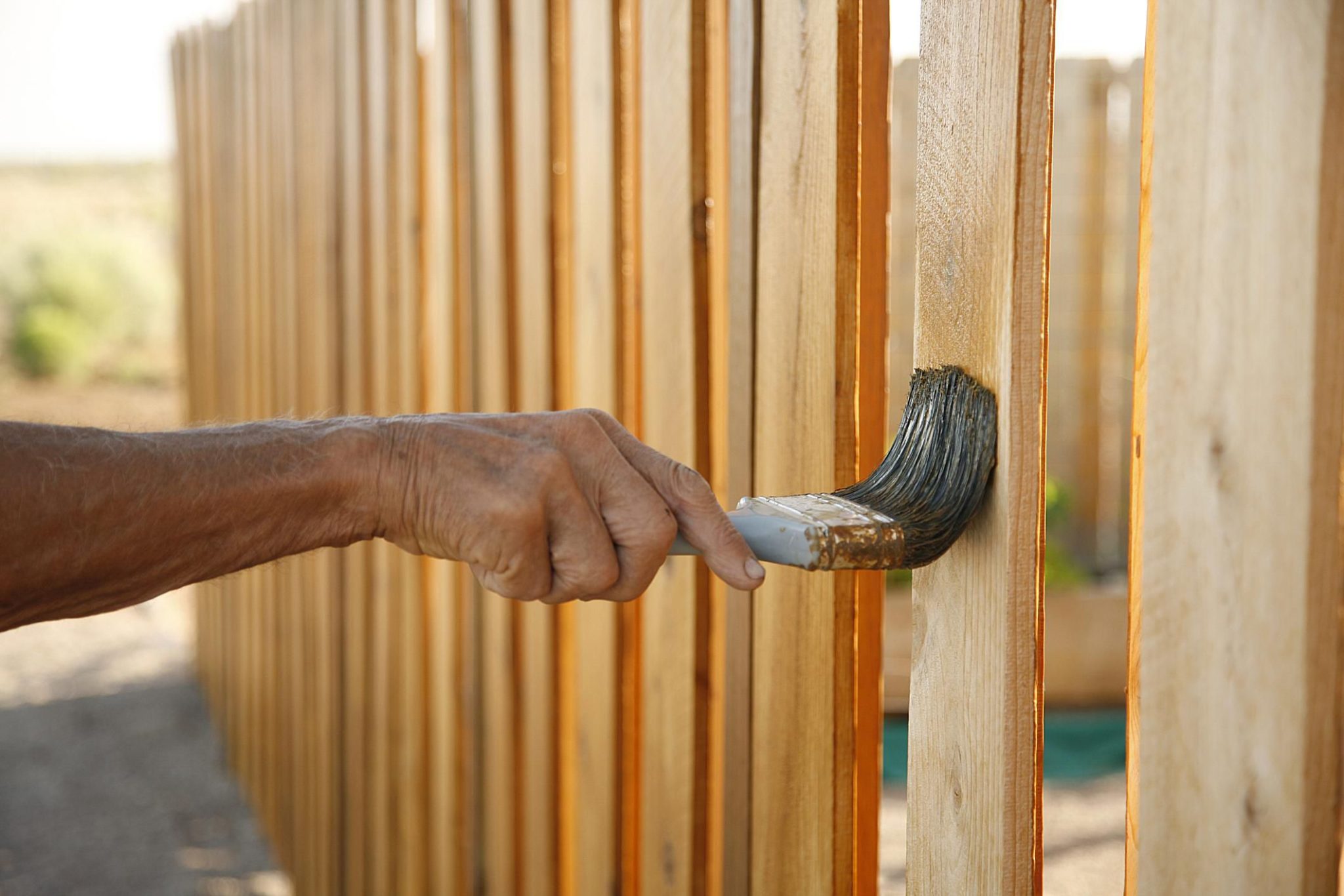 Чем покрасить деревянный забор и продлить его жизнь
