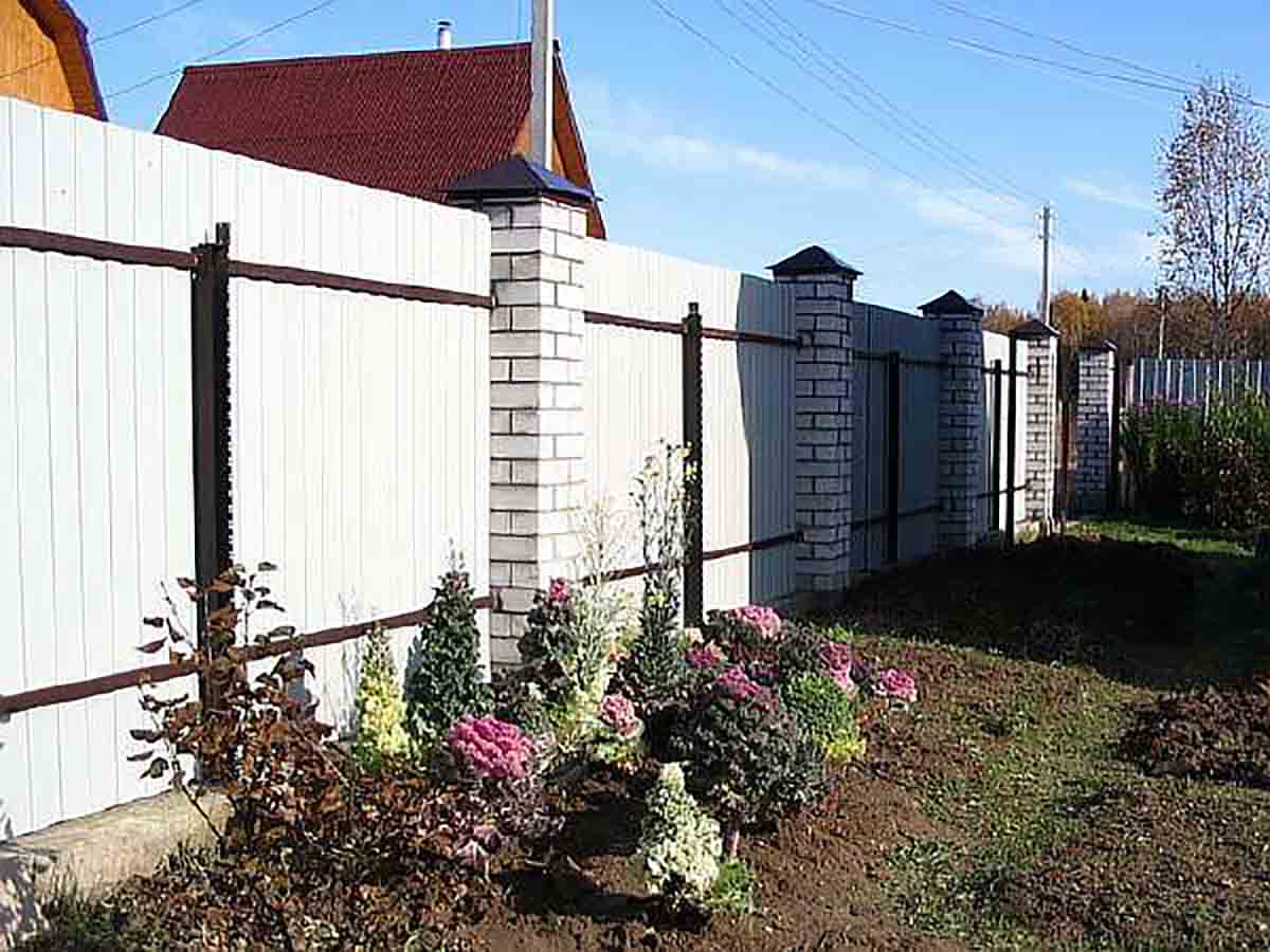 Какой забор можно ставить между соседями по закону в деревне