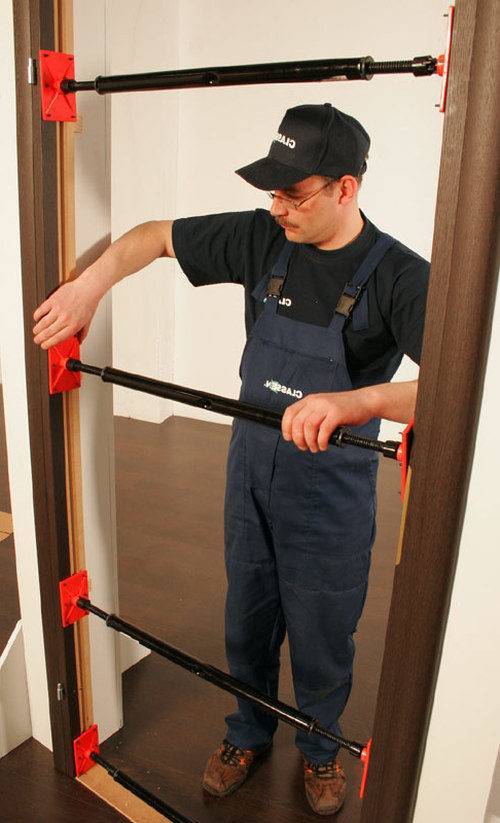 Правильная сборка и установка межкомнатных распашных дверей своими руками, пошаговая инструкция.