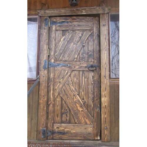 Оформление деревянных дверей под старину