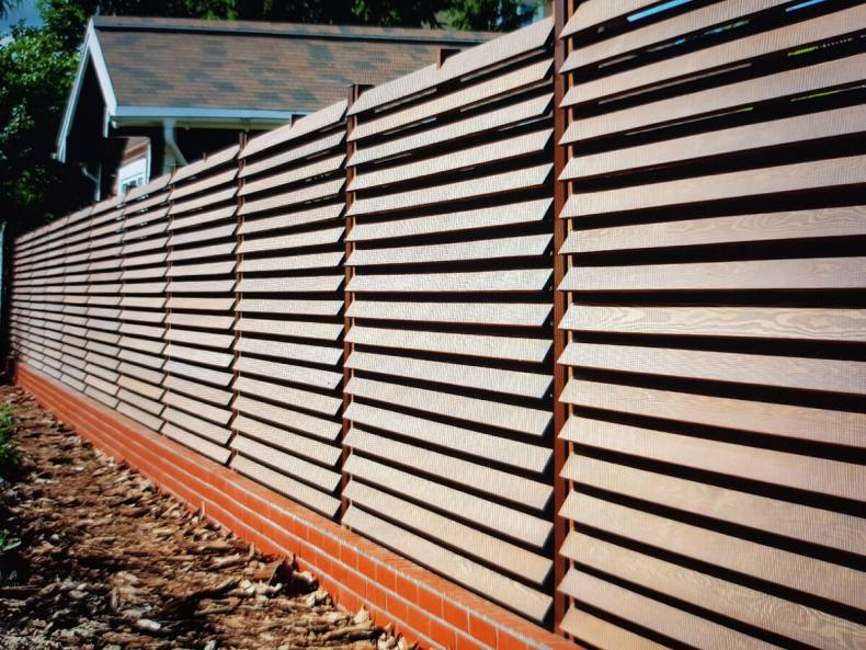 Деревянный забор лесенка: самостоятельное поэтапное строительство